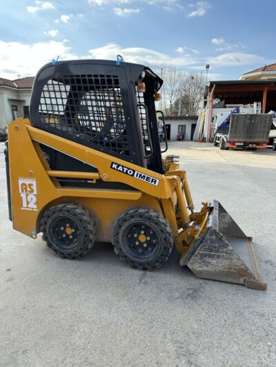 AVANT SKID LOAD